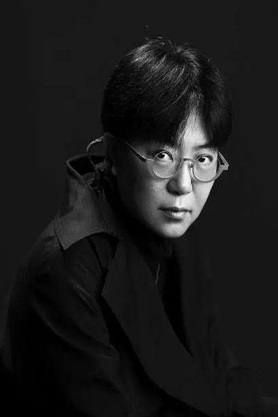 Qinxin Tian backdrop