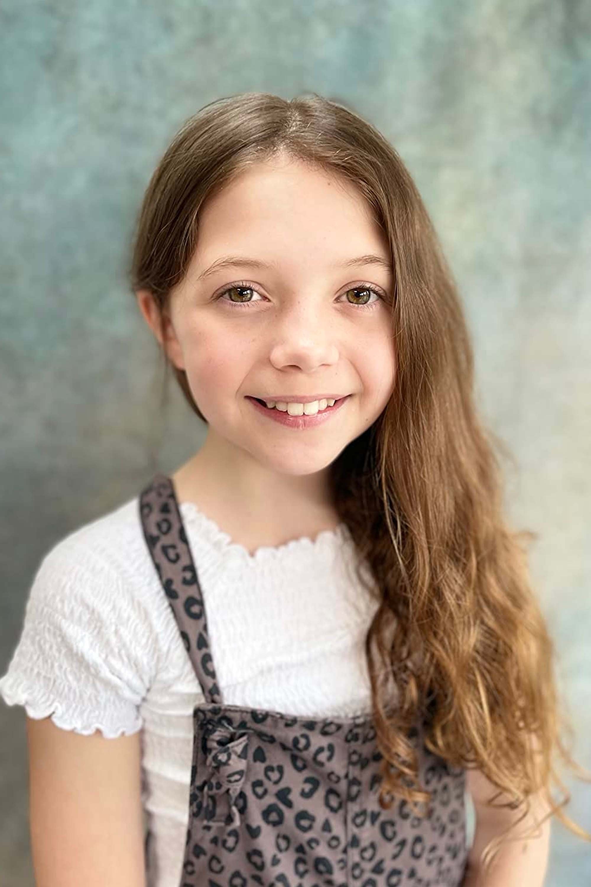 Connie Kiss Mee backdrop