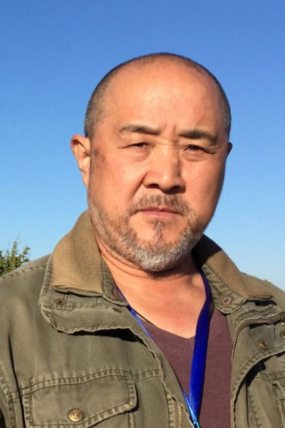 Tong Zhongqi backdrop