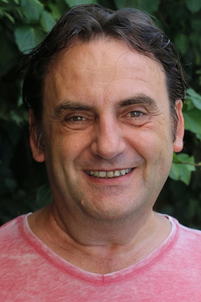 Özkan Aksu backdrop