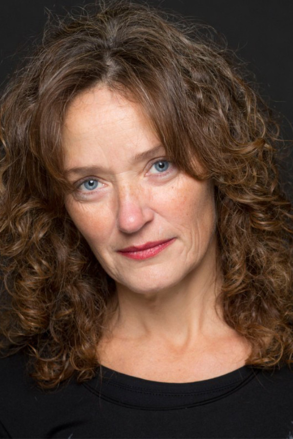 Elia Sanmartín backdrop