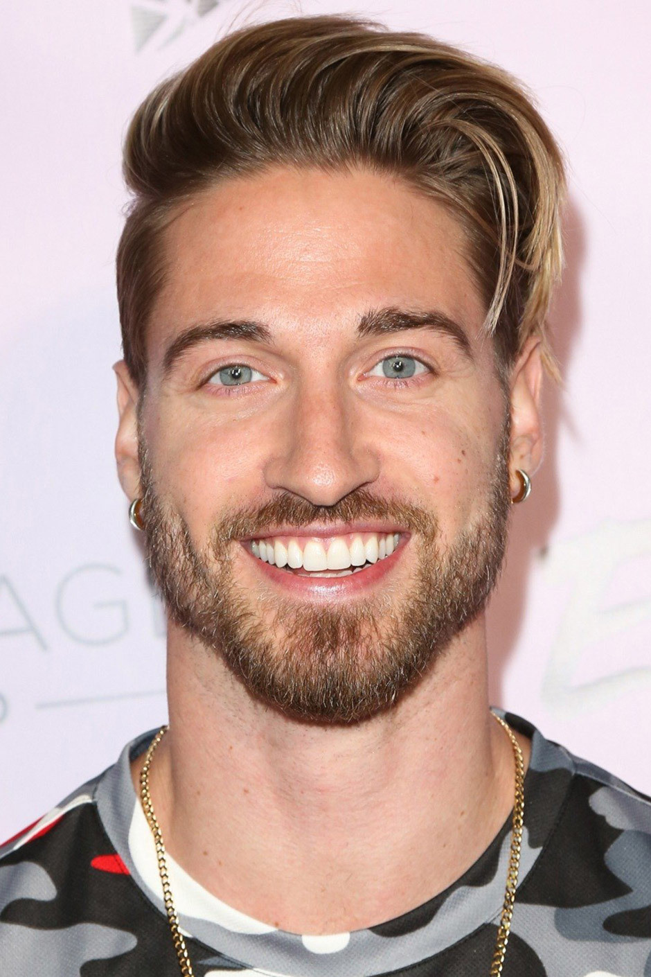 Travis DesLaurier backdrop