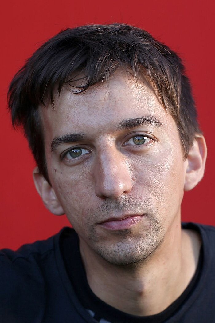 Matías Bize backdrop