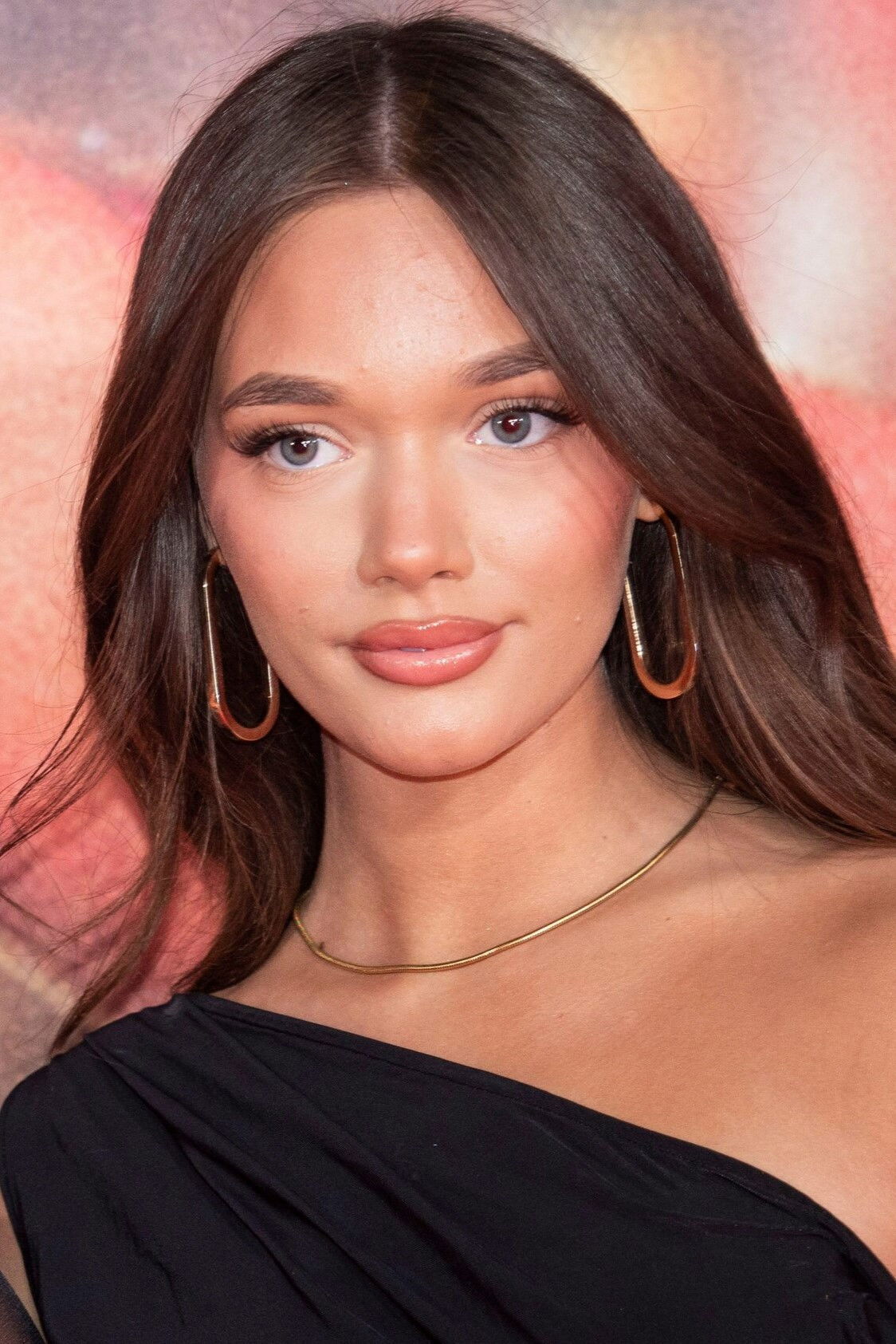 Phoebe Tomlinson backdrop