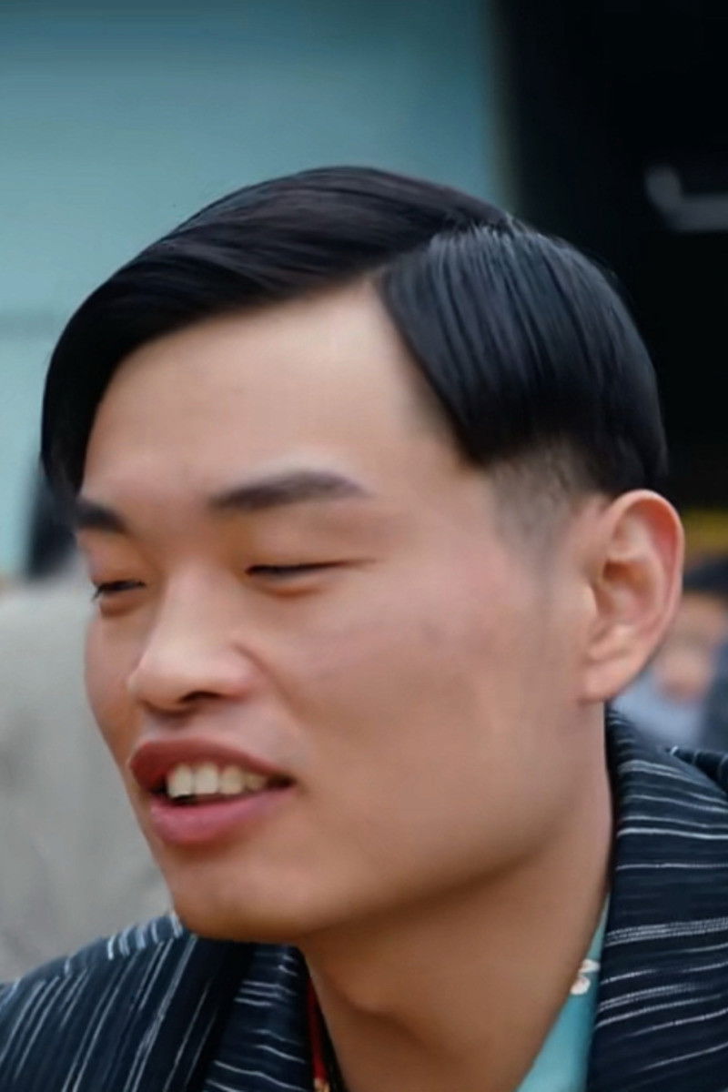 Rong Weifeng backdrop