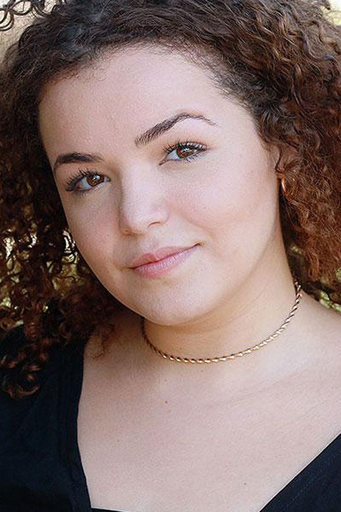 Camila Brandão backdrop