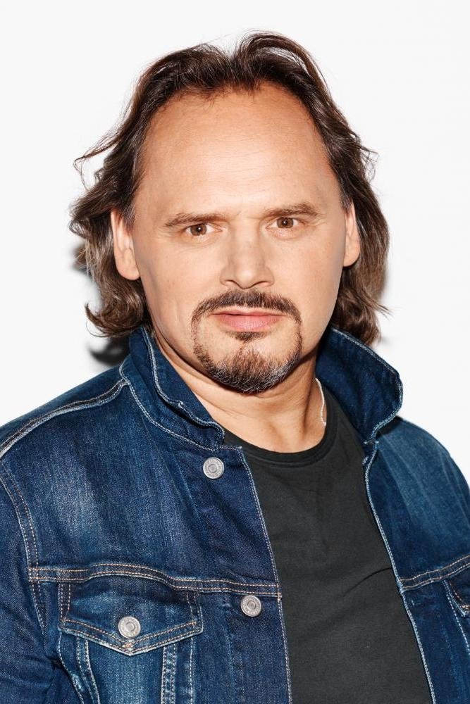 Piotr Łukawski backdrop