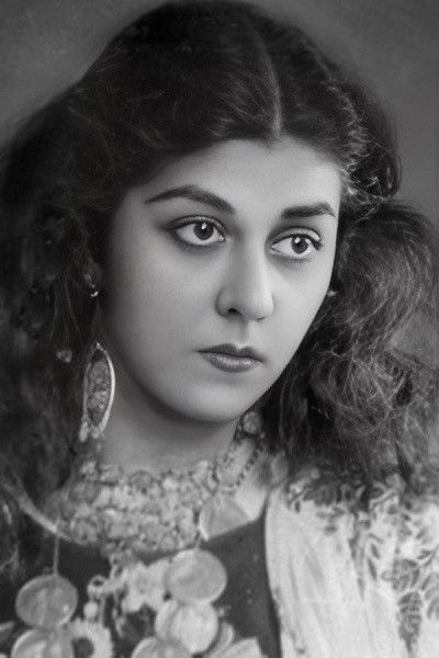 Lyalya Chyornaya backdrop