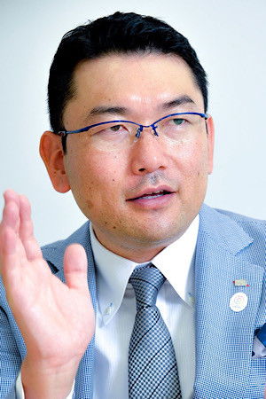 Hideaki Mouri backdrop