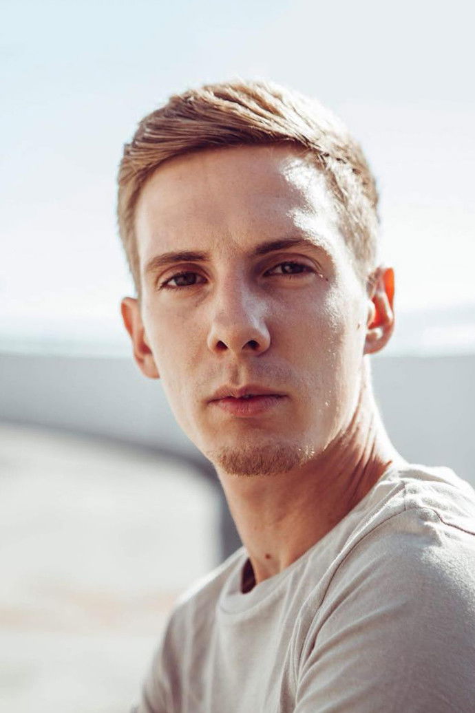 Tomáš Bareš backdrop