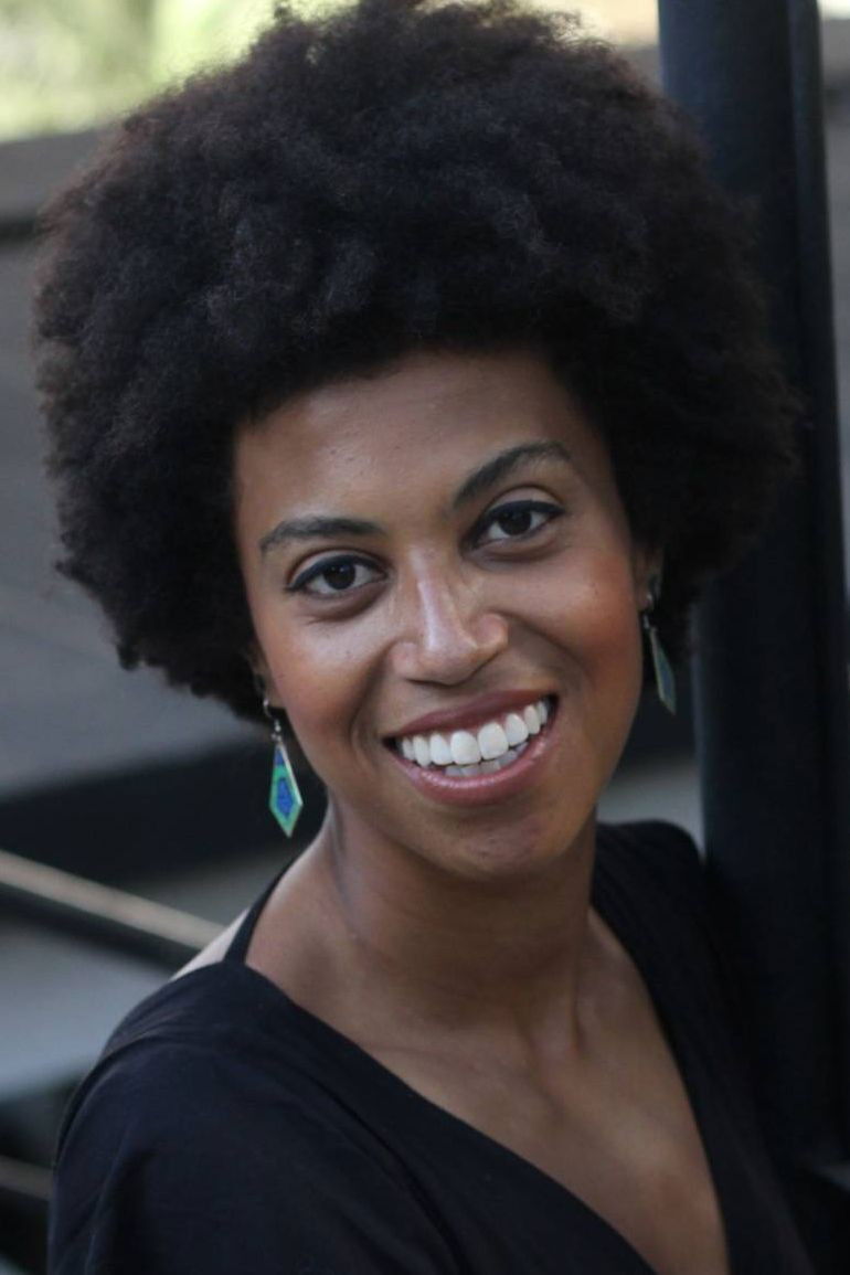 Thaís Cabral backdrop