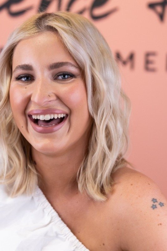 Jasmine Julia Machate backdrop