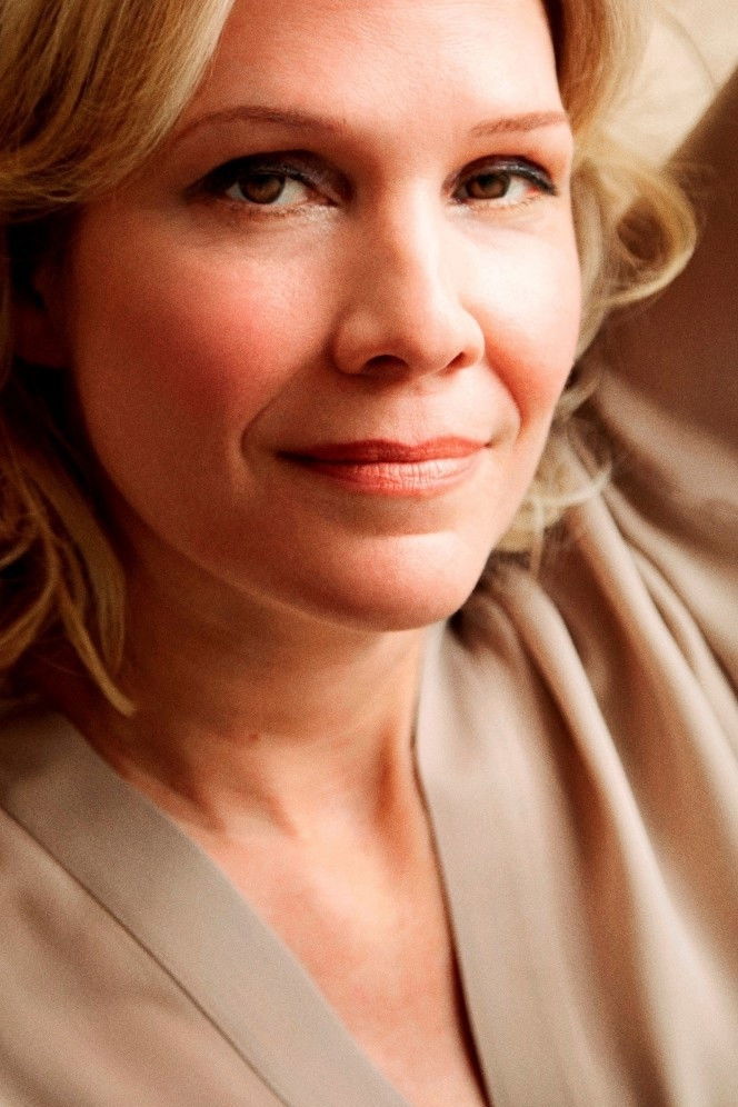 Stevie Holland backdrop