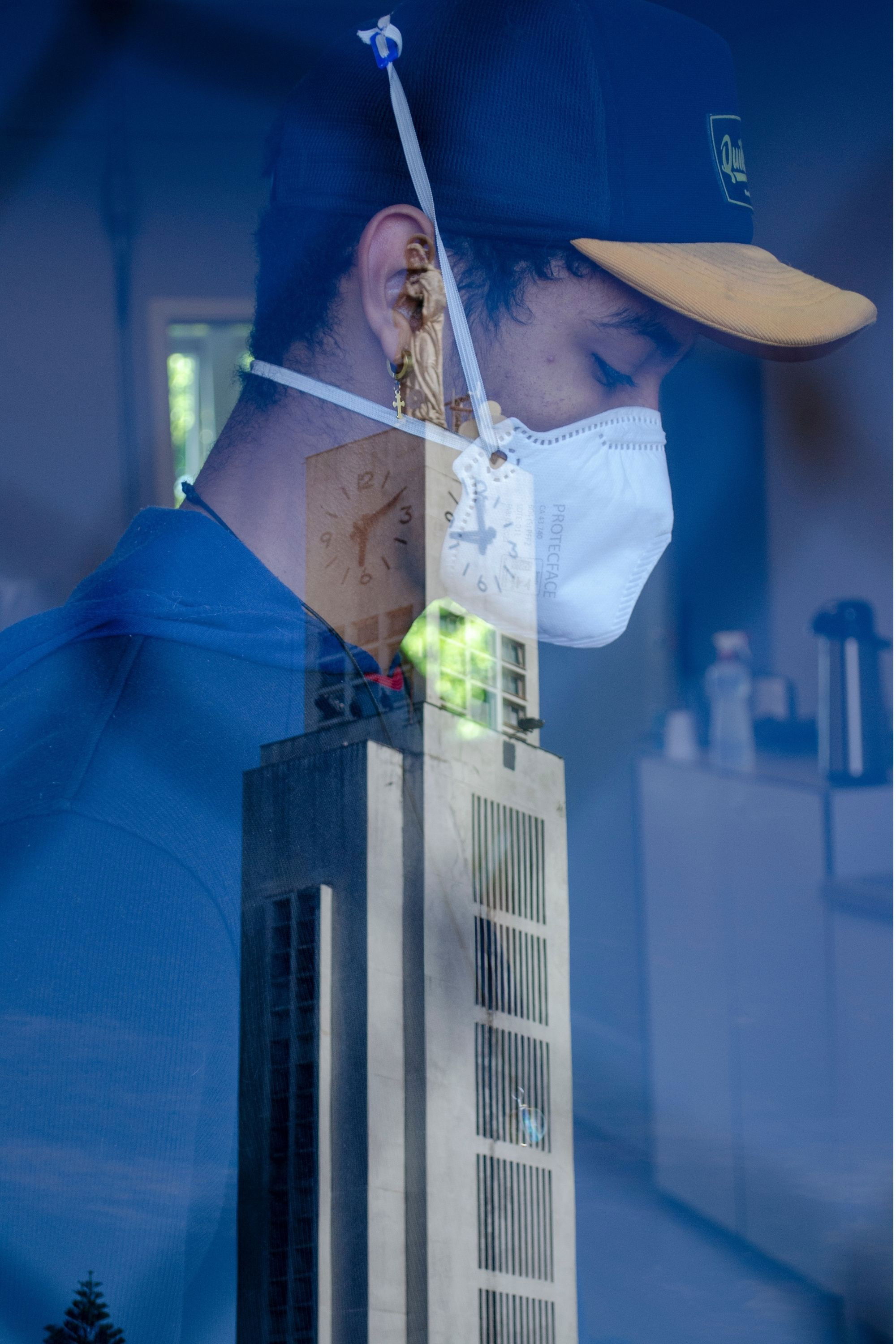 Gustavo Leandro backdrop