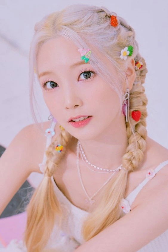 Kim Yeon-hee backdrop