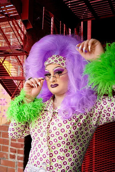 Mona De Grenoble backdrop