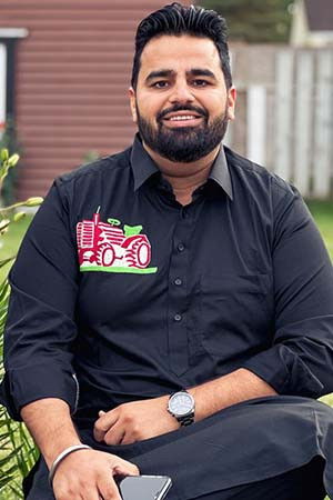 Gill Raunta backdrop