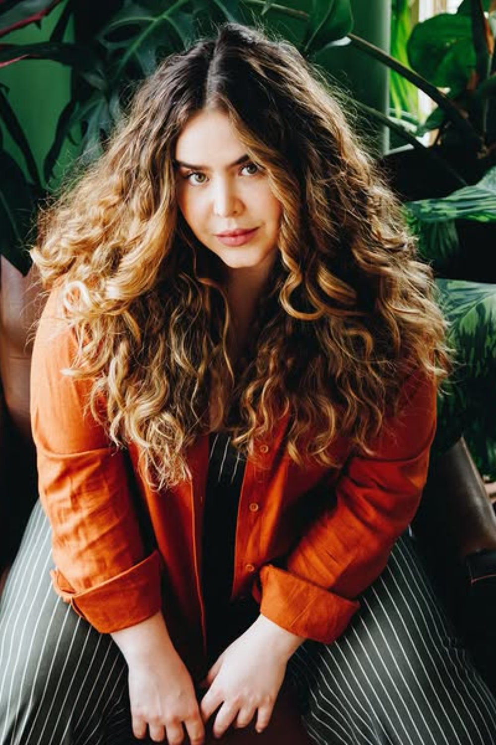 Lolla Tavares backdrop