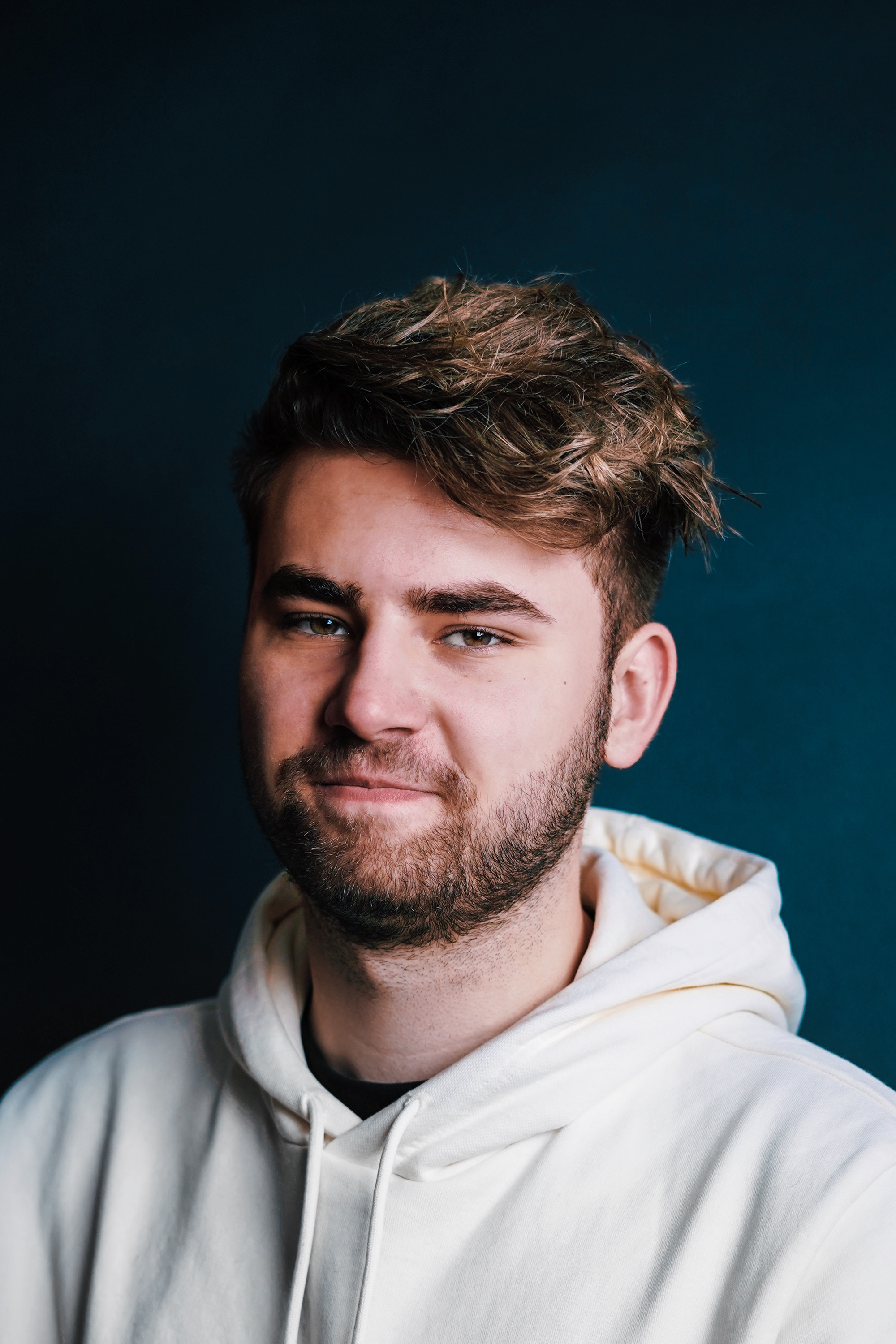 Keno Aladjuz backdrop