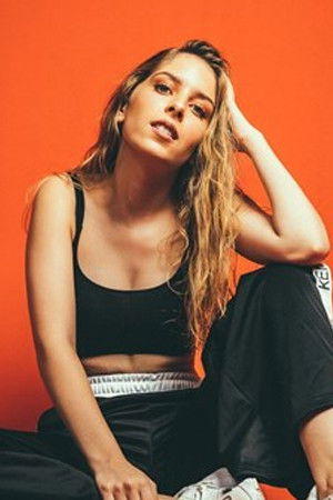 Sara Carreira backdrop