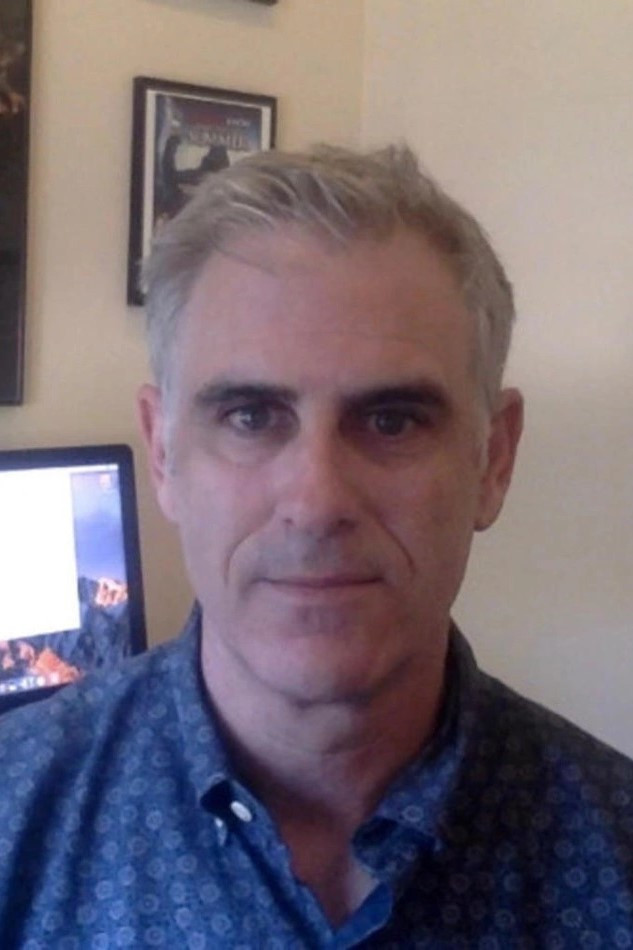 Majkël D. Ueis backdrop