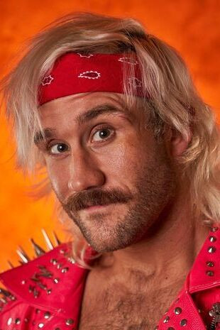 Tejlor Gjibson backdrop