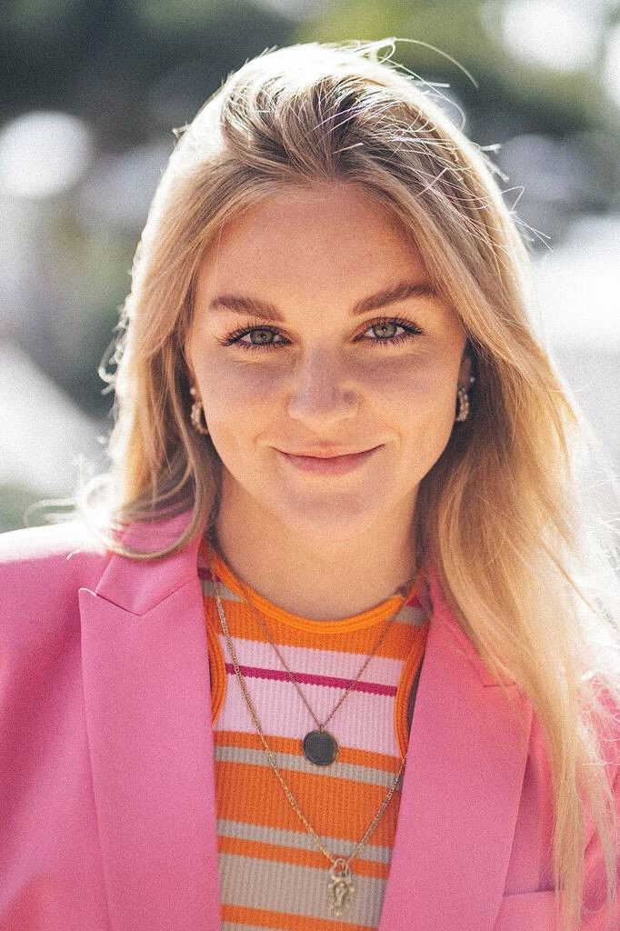 Hannah-Marie Berdan backdrop