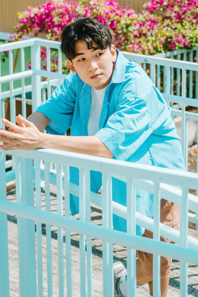 Suen Kwan To backdrop