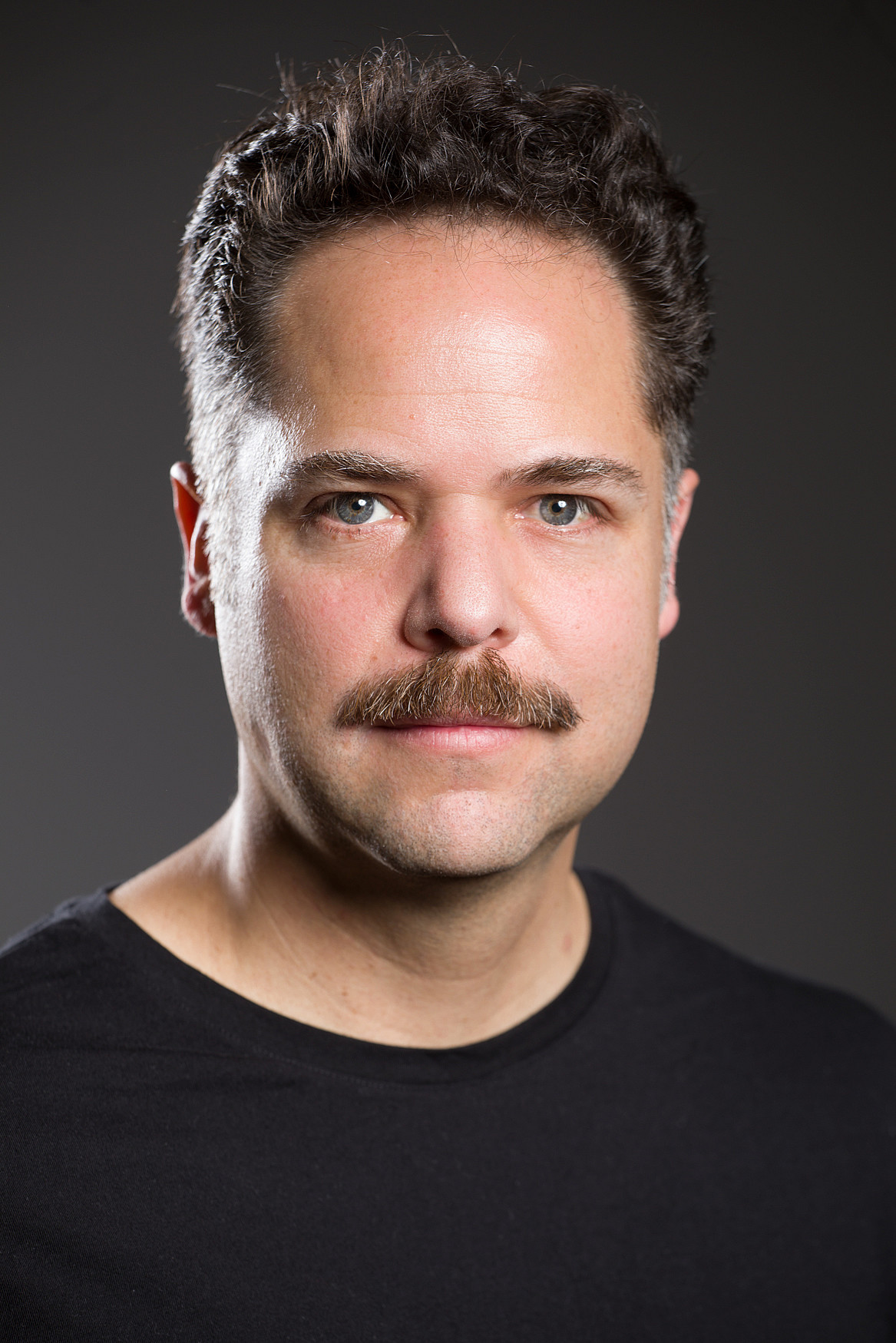 Artús Chávez backdrop