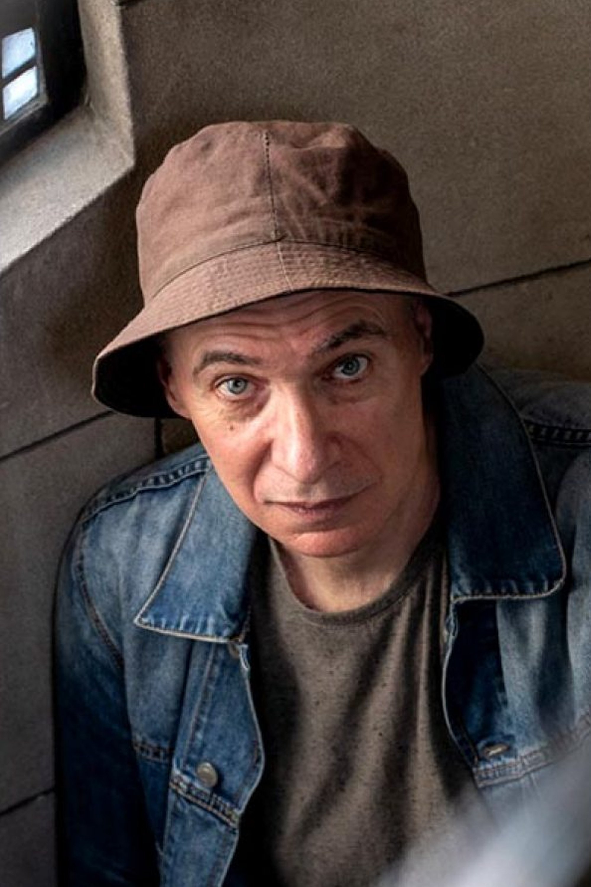 Eduardo Calvo backdrop