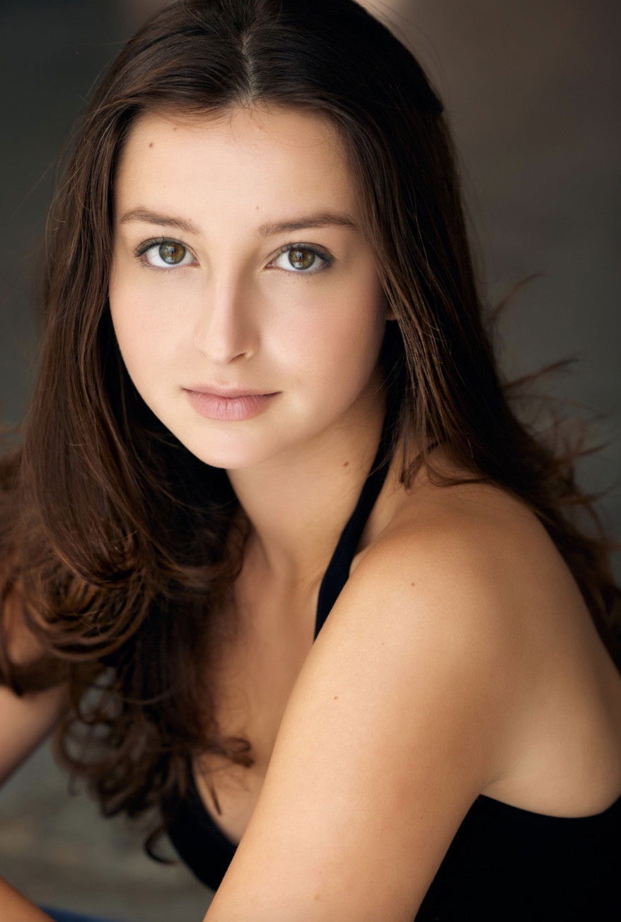 Dilay Akcora backdrop