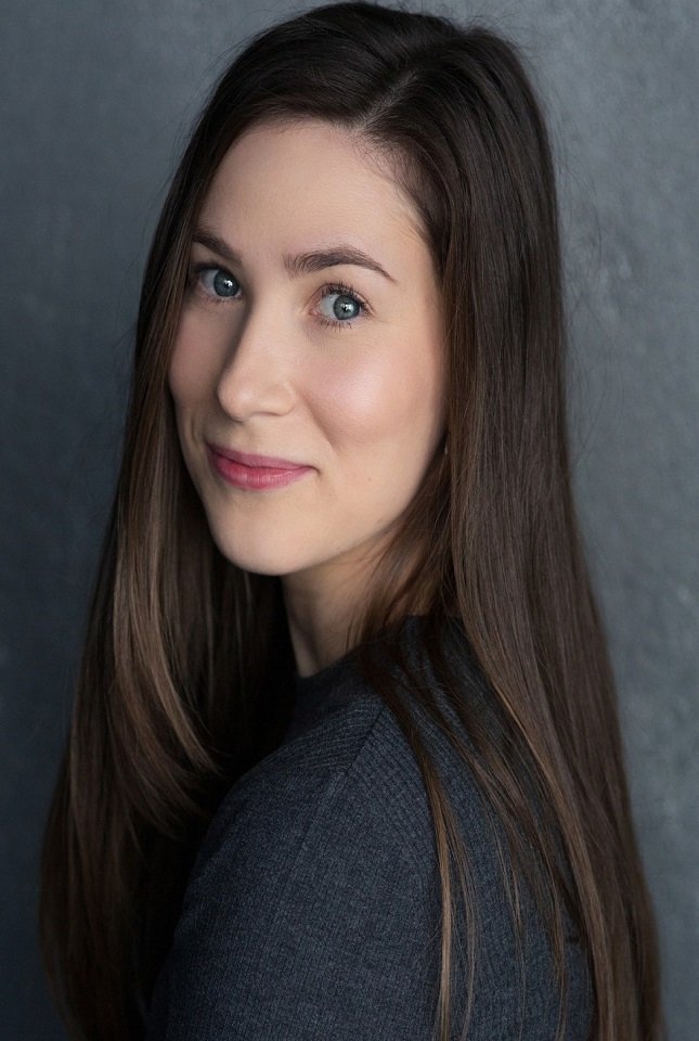 Mari Izzard backdrop