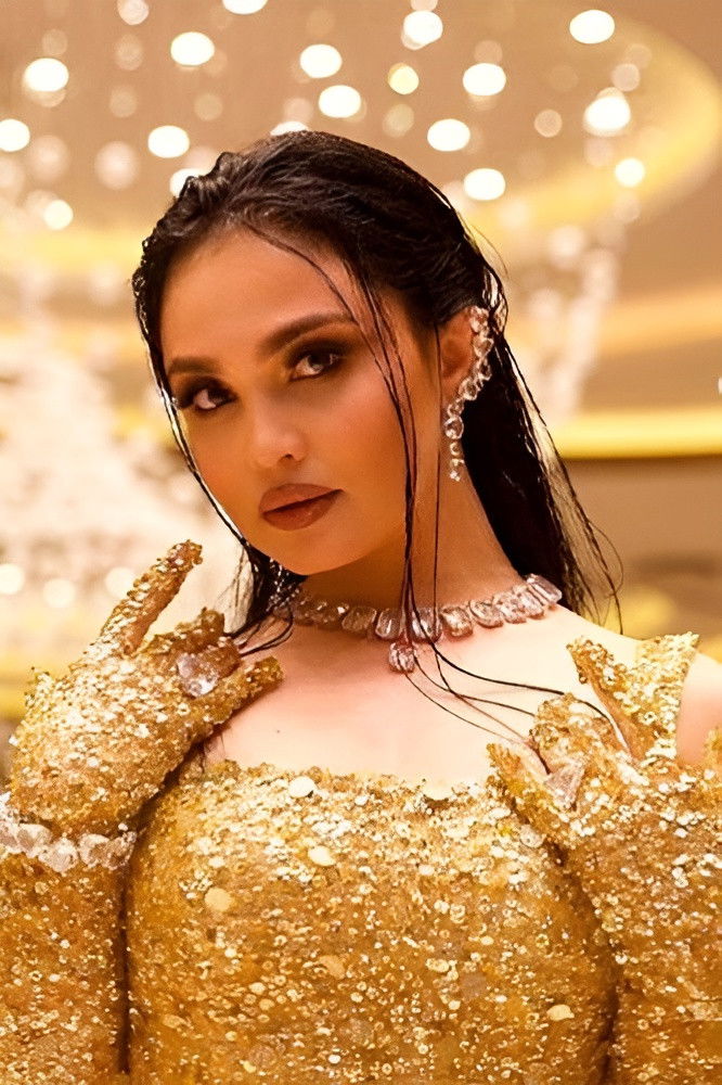 Luiza Rasulova backdrop