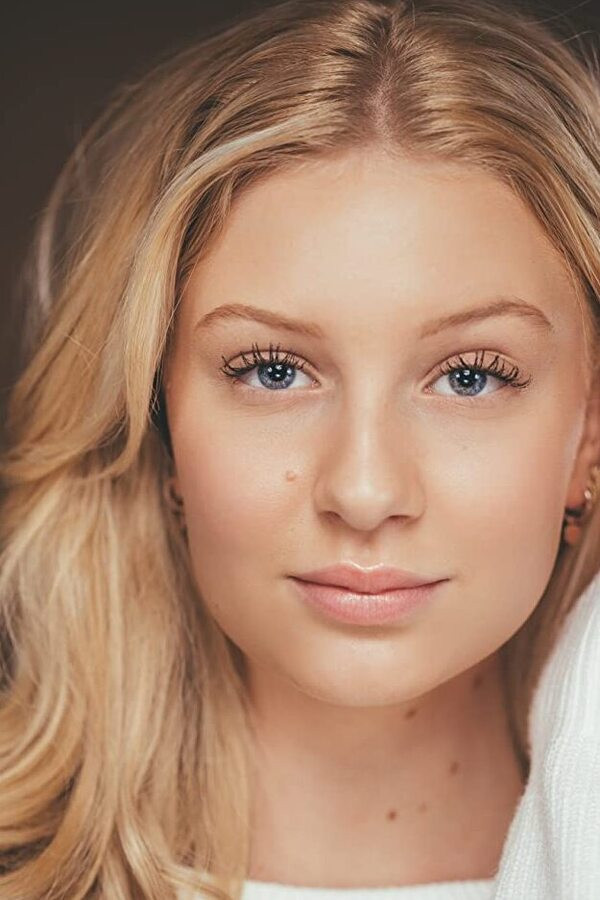 Manou Jue Cardoso backdrop