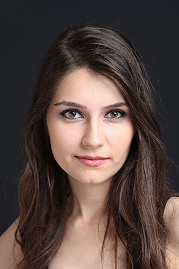 Esra İşgüzar backdrop