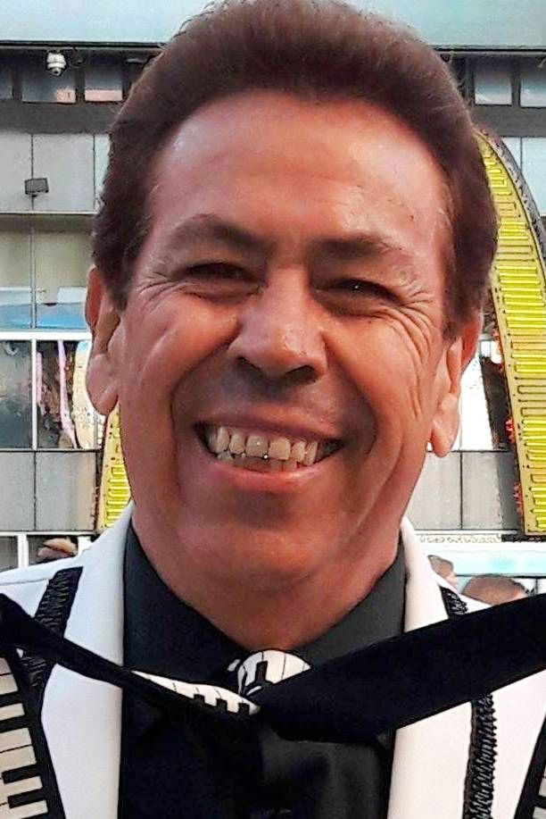 Alex del Castillo backdrop