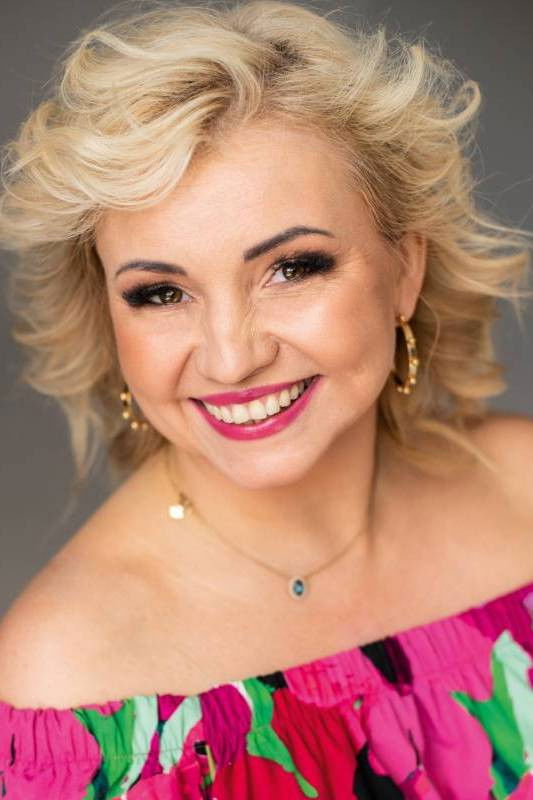 Hanna Kochańska backdrop