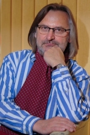 Maciej Gudowski backdrop