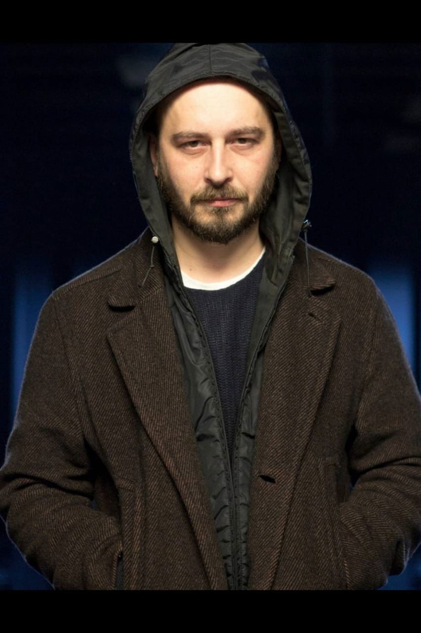 Dağhan İş backdrop