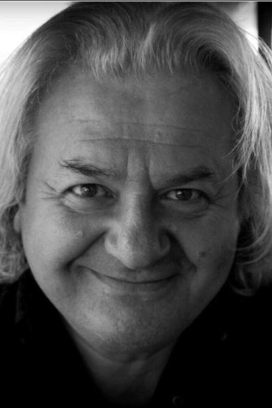 Sasha Diamandi backdrop