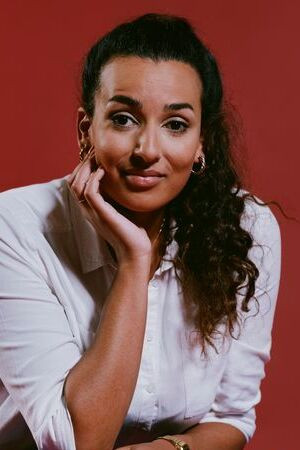 Serine Ayari backdrop