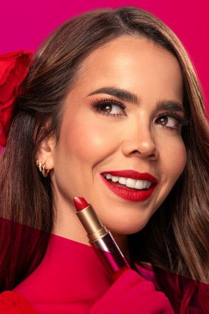 Laura de León backdrop