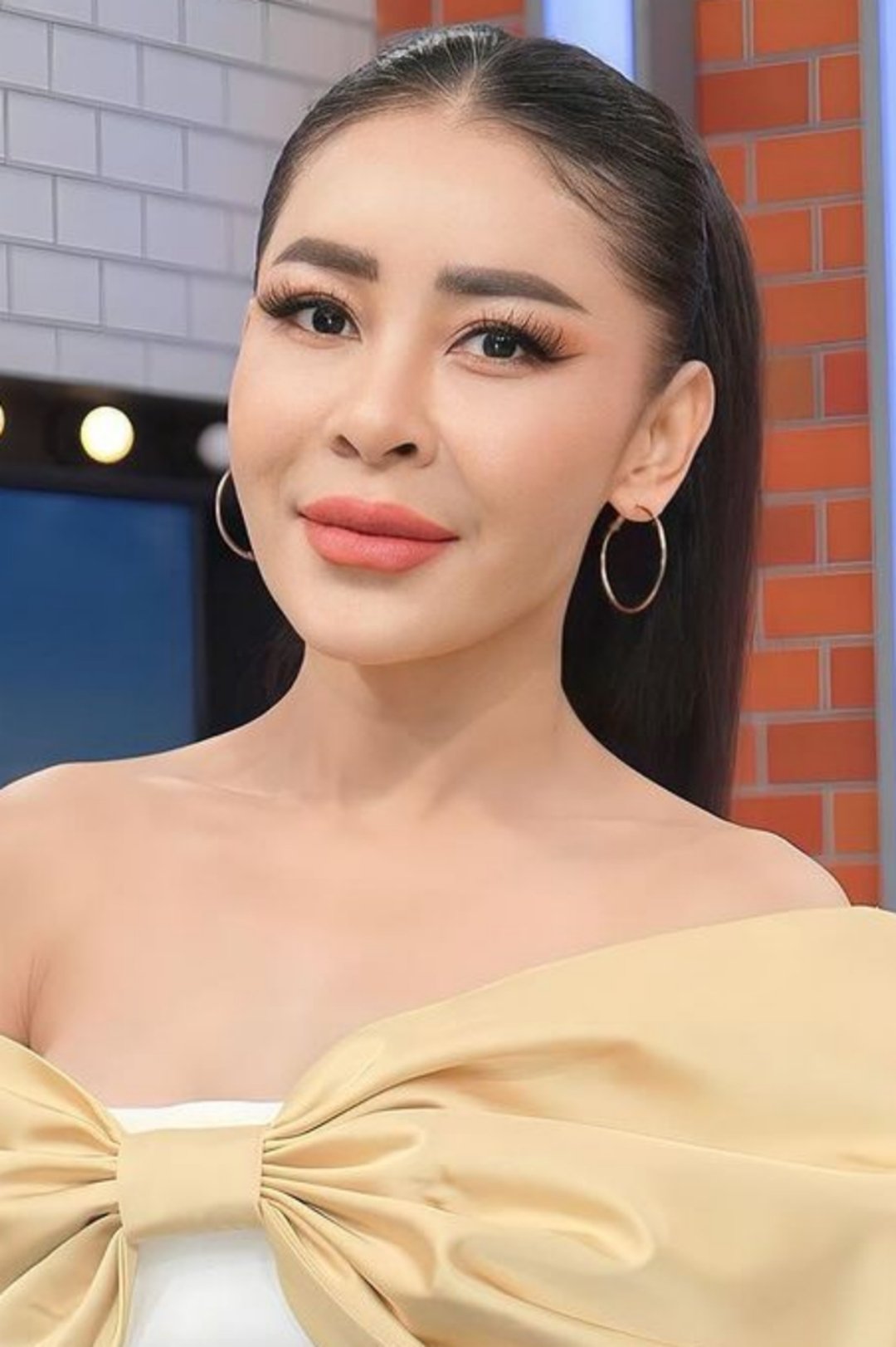 Darunee Sutiphitak backdrop