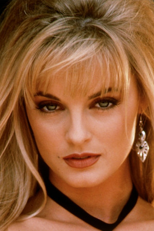 Heidi Lynne backdrop