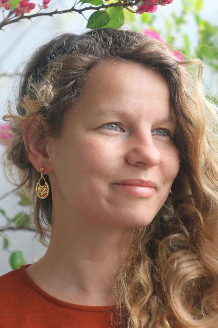 Oliwia Twardowska backdrop