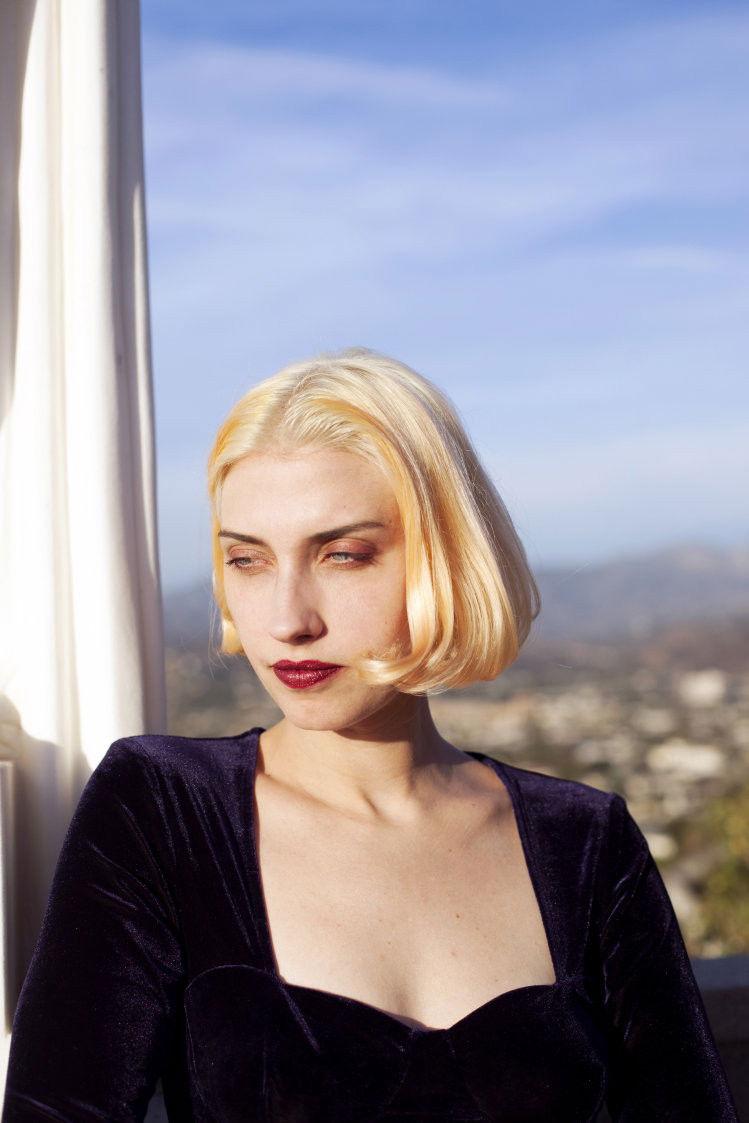 Molly Nilsson backdrop