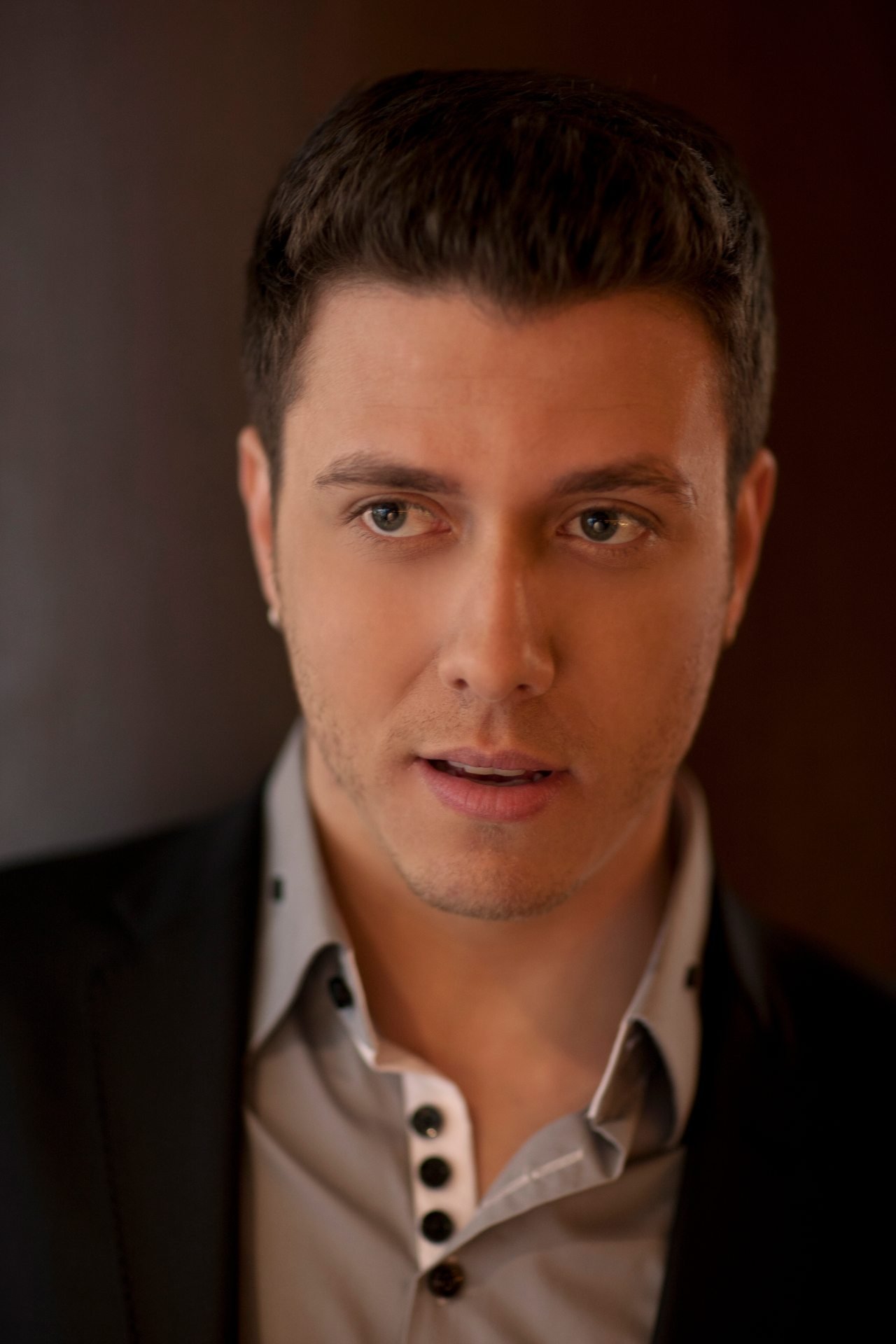 Daniel Gravelli backdrop