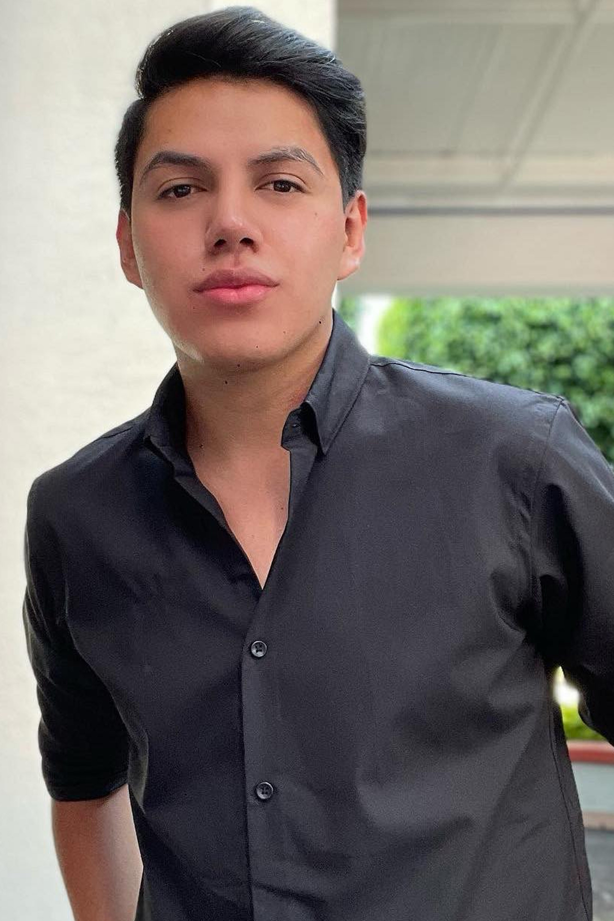 Luis Ávila backdrop