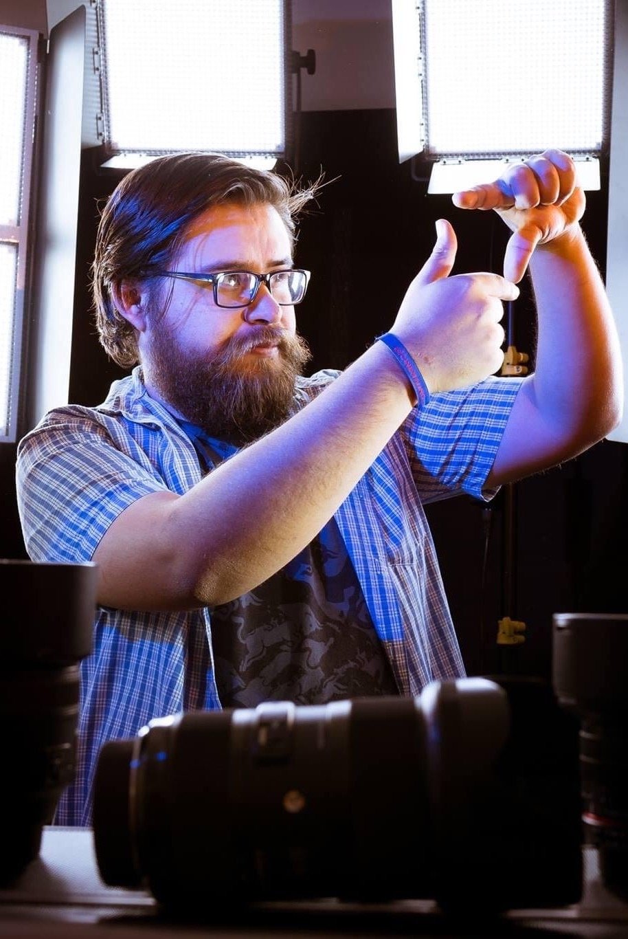 Alfredo Álvarez: Alfredu Alvares backdrop