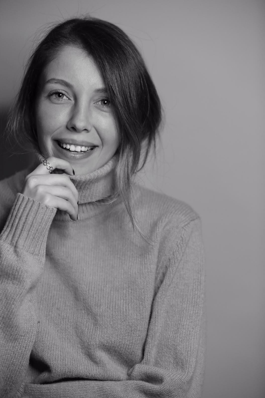 Canan Ekinci backdrop